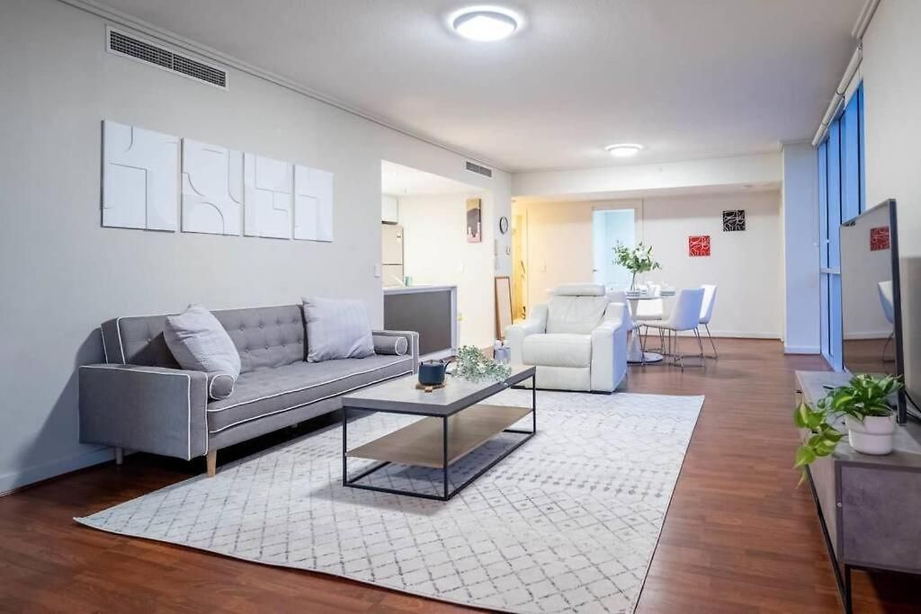 Spacious 3 Bed City Apt With Car Park, Pool & Gym