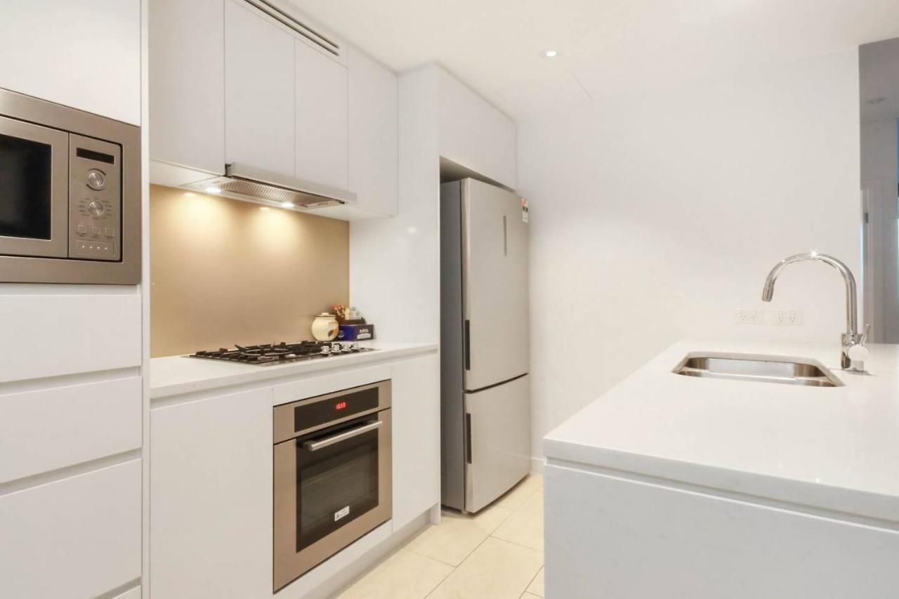 Luxury 1 Bedroom Retreat In With Pool And Gym Apartment *