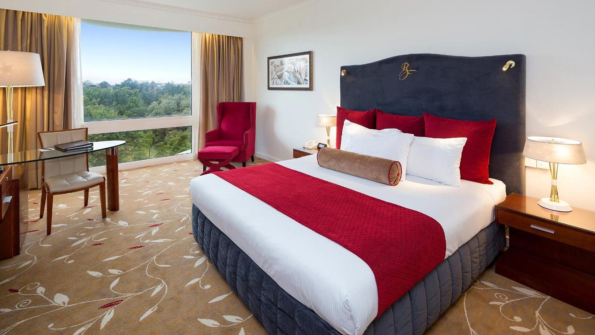 Royal On The Park 5*