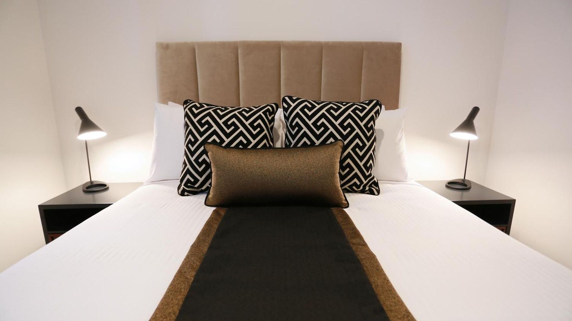 Alex Perry & Hotel 4*