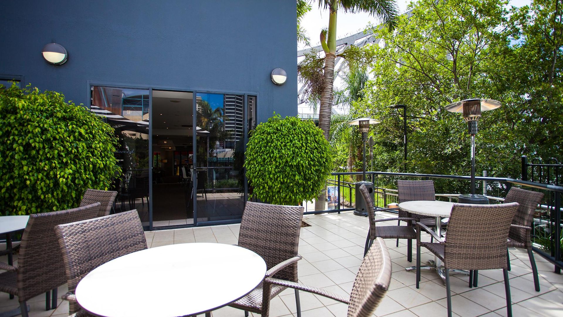Adina Aparthotel 4*