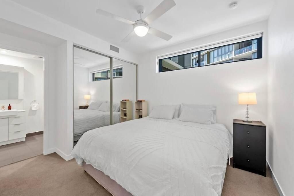 Lovely 2 Bedroom Unit Pool,gym Workspace & More Apartment