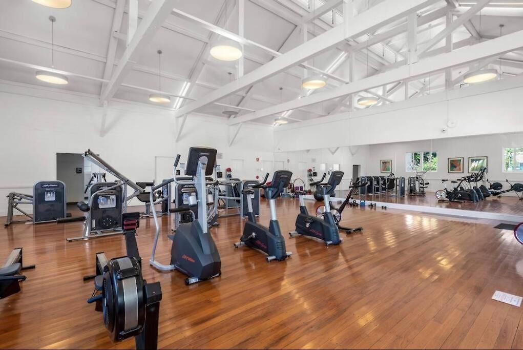 Lovely 2 Bedroom Unit Pool,gym Workspace & More Apartment