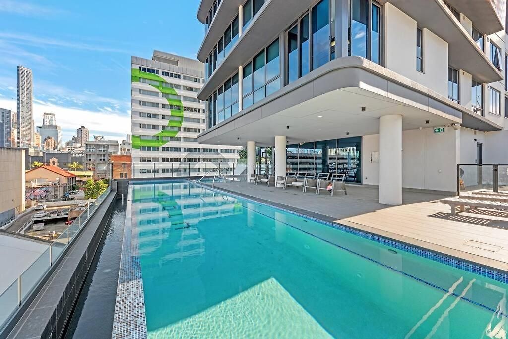 Great Located Unit/private Balcony, Pool,gym,parking * Brisbane