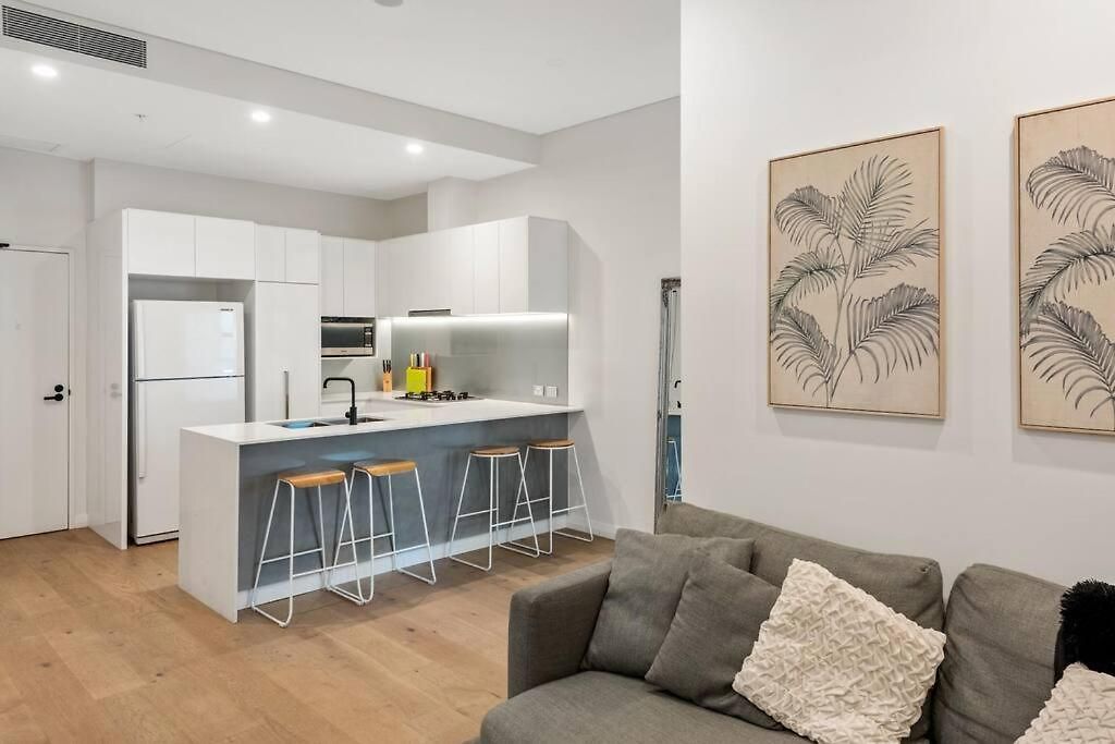 Great Located Unit/private Balcony, Pool,gym,parking Apartment
