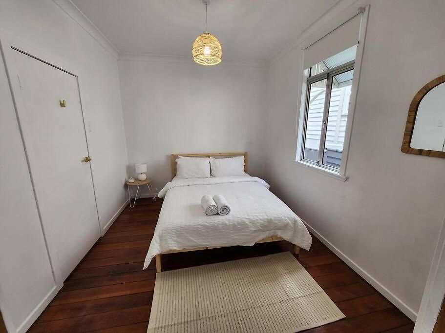 Classic Queenslander With Pool & Yard
