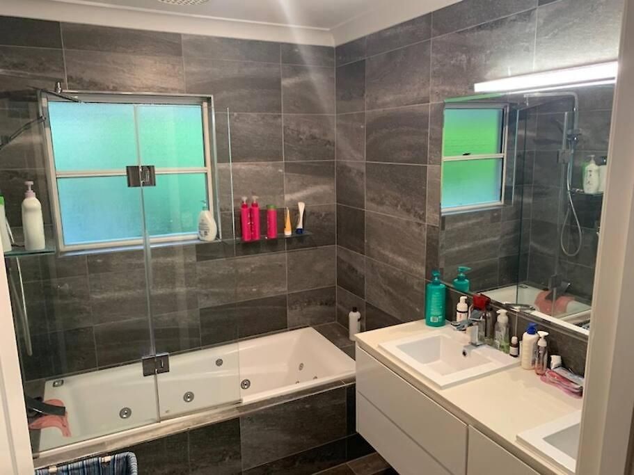 Villa 4br Exec Large House Close To Shops,train & Buses Brisbane