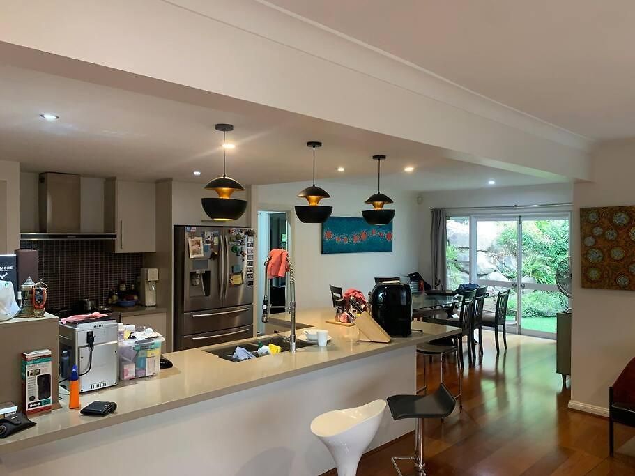 Villa 4br Exec Large House Close To Shops,train & Buses *