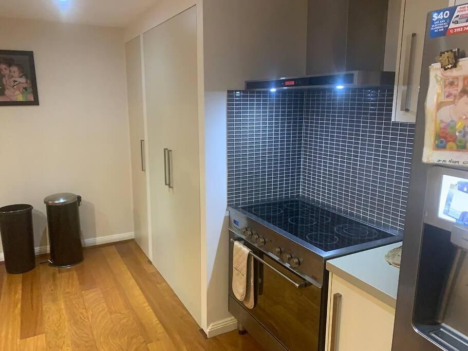 Villa 4br Exec Large House Close To Shops,train & Buses