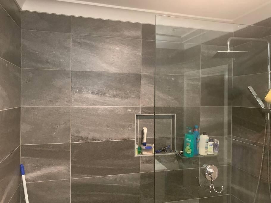 4br Exec Large House Close To Shops,train & Buses Villa