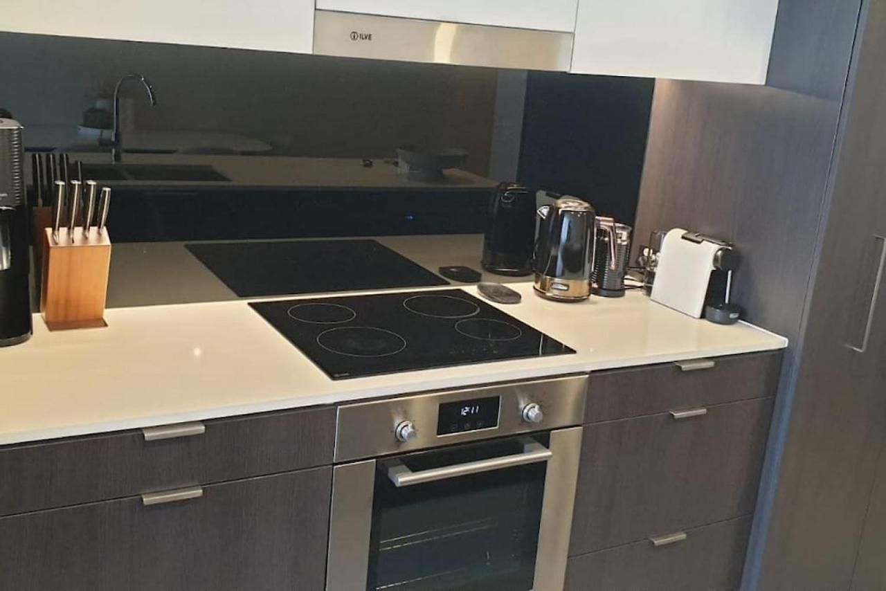 Apartment Executively Inspired - 2 Bed 2 Bath On Queen St With Carpark Fast Wifi Rooftop Pool And Sleeps 5 Brisbane