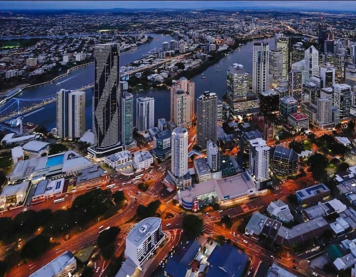Executively Inspired - 2 Bed 2 Bath On Queen St With Carpark Fast Wifi Rooftop Pool And Sleeps 5 Apartment