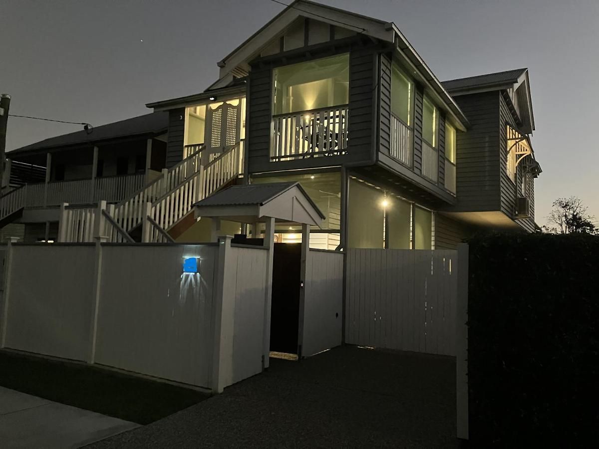 Old Queensland Charm Entire Upper Level * Brisbane