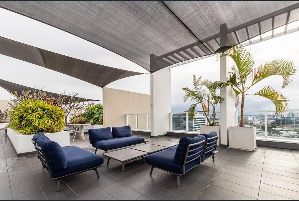 Apartment Fortitude Valley View 1b1b W Shared Pool Gym C11 *