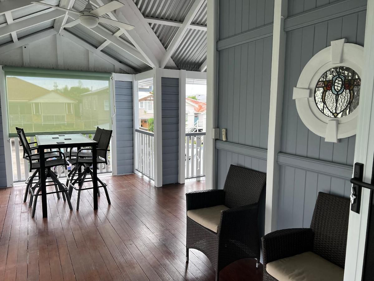 Old Queensland Charm Entire Upper Level *
