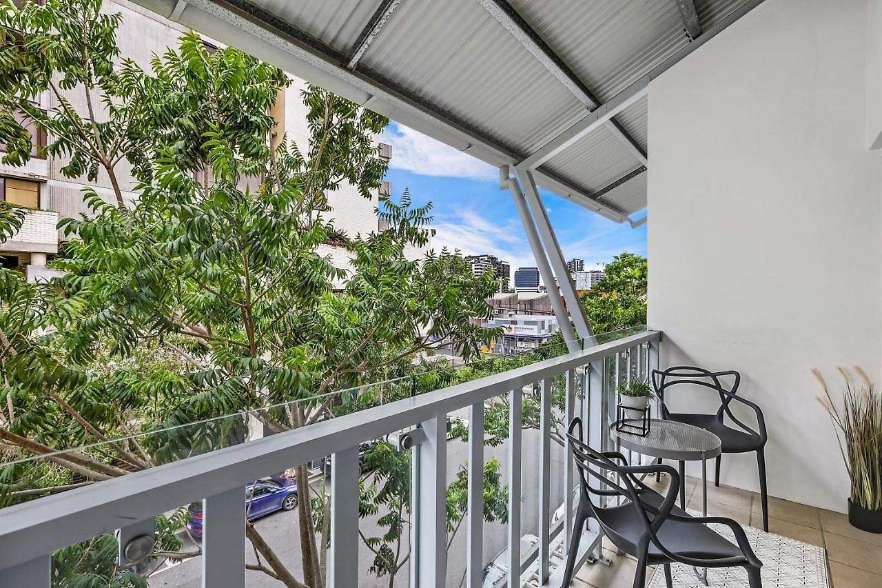 Hotel Luxurious 2br Abode In Superb Location!