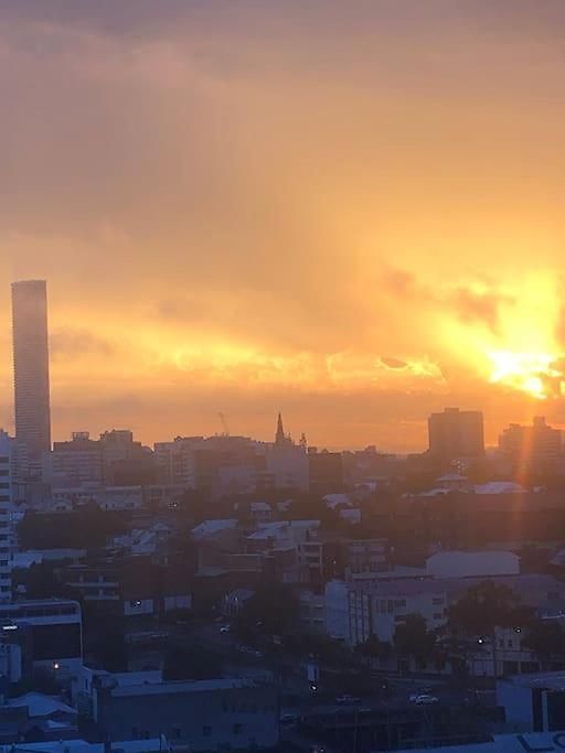 Prime Located Luxe 2 Bedroom Sky Home/sensational Views *