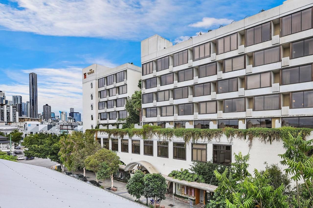Hotel Luxurious 2br Abode In Superb Location! 3*