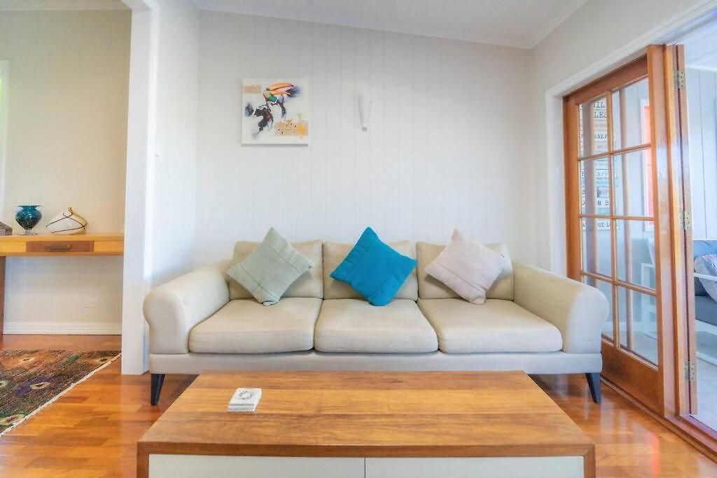 West End Luxury 5b3b W Parking And Pod Music System M9 Holiday home Brisbane