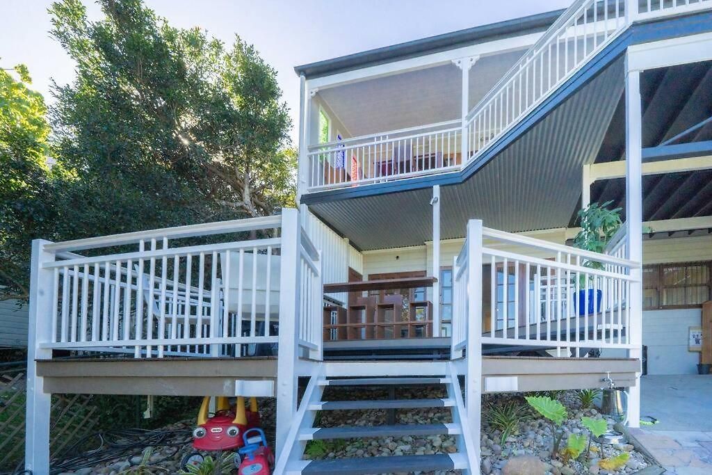 Holiday home West End Luxury 5b3b W Parking And Pod Music System M9