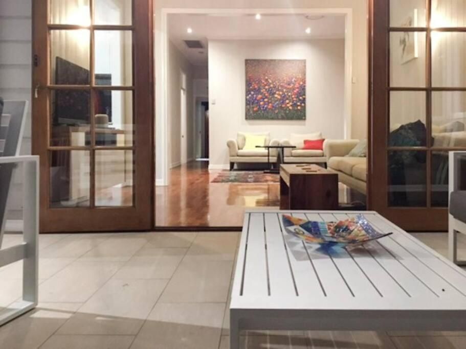 West End Luxury 5b3b W Parking And Pod Music System M9 Holiday home *