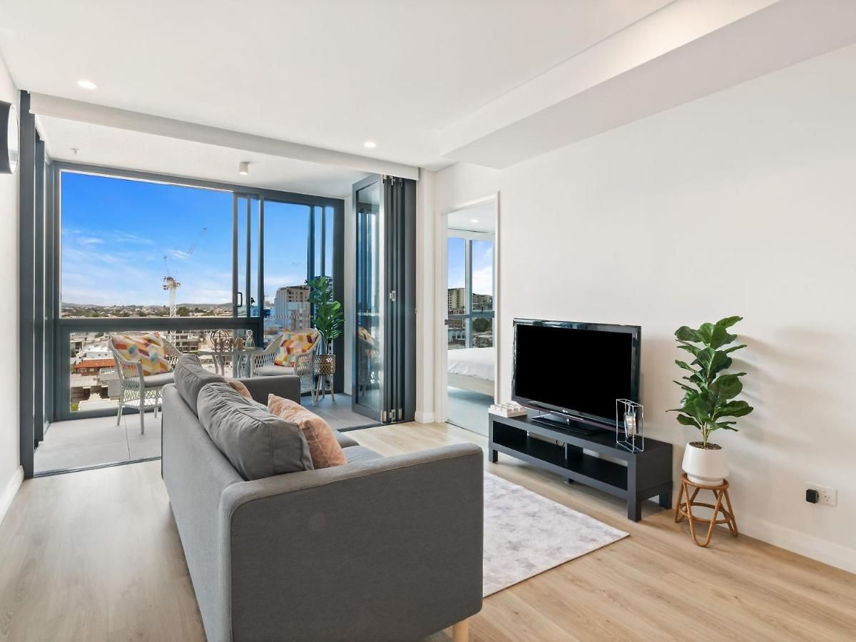 Heart Of The Valley Chic High Level 2br