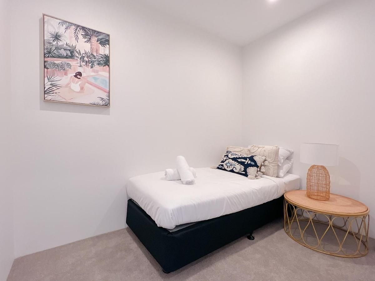 Brand New Riverside Designer 2bd At West End Apartment