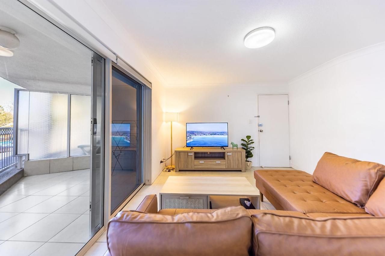 Spacious Newly Furnished 2bed In South