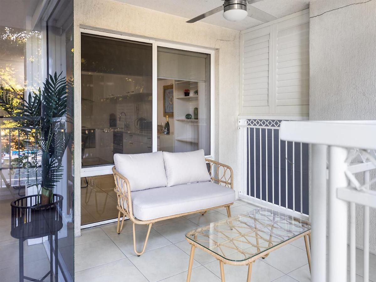 Spacious Newly Furnished 2bed In South