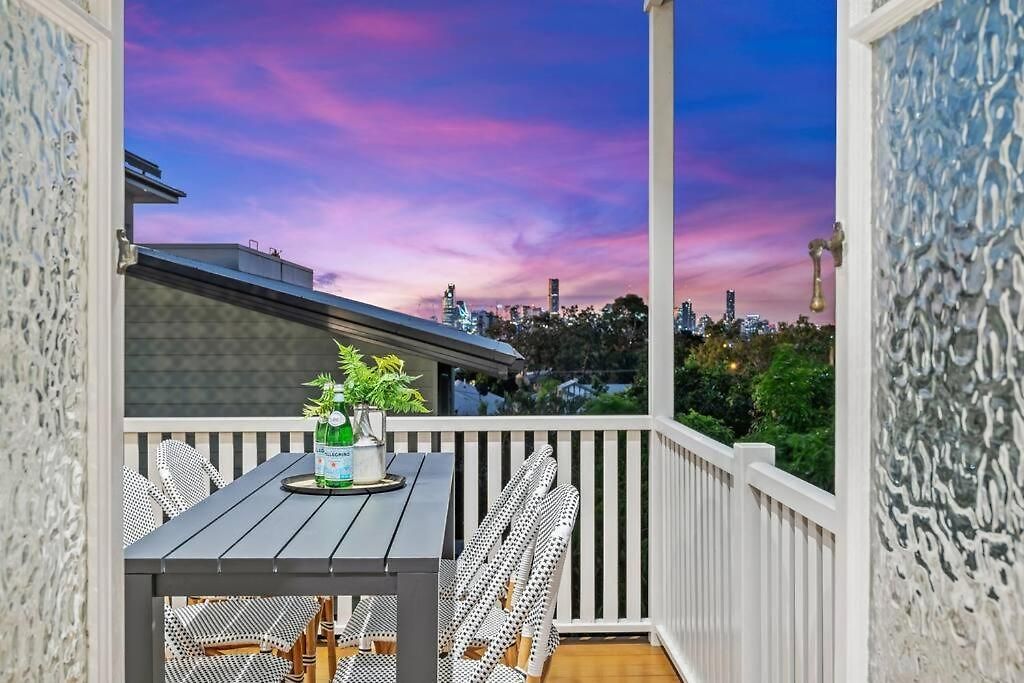 Holiday home Evandale, 1920's Historic ,stunning And Modern With Amazing Views Brisbane