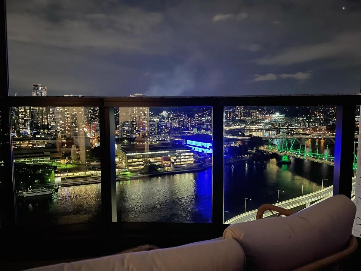 Riverfront Oasis 2bed Panoramic Riverview