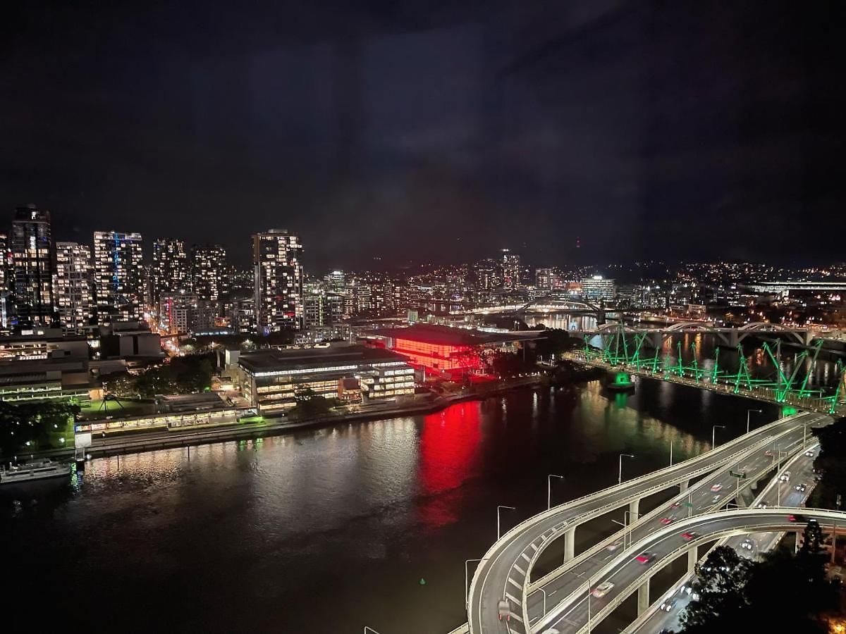 Riverfront Oasis 2bed Panoramic Riverview