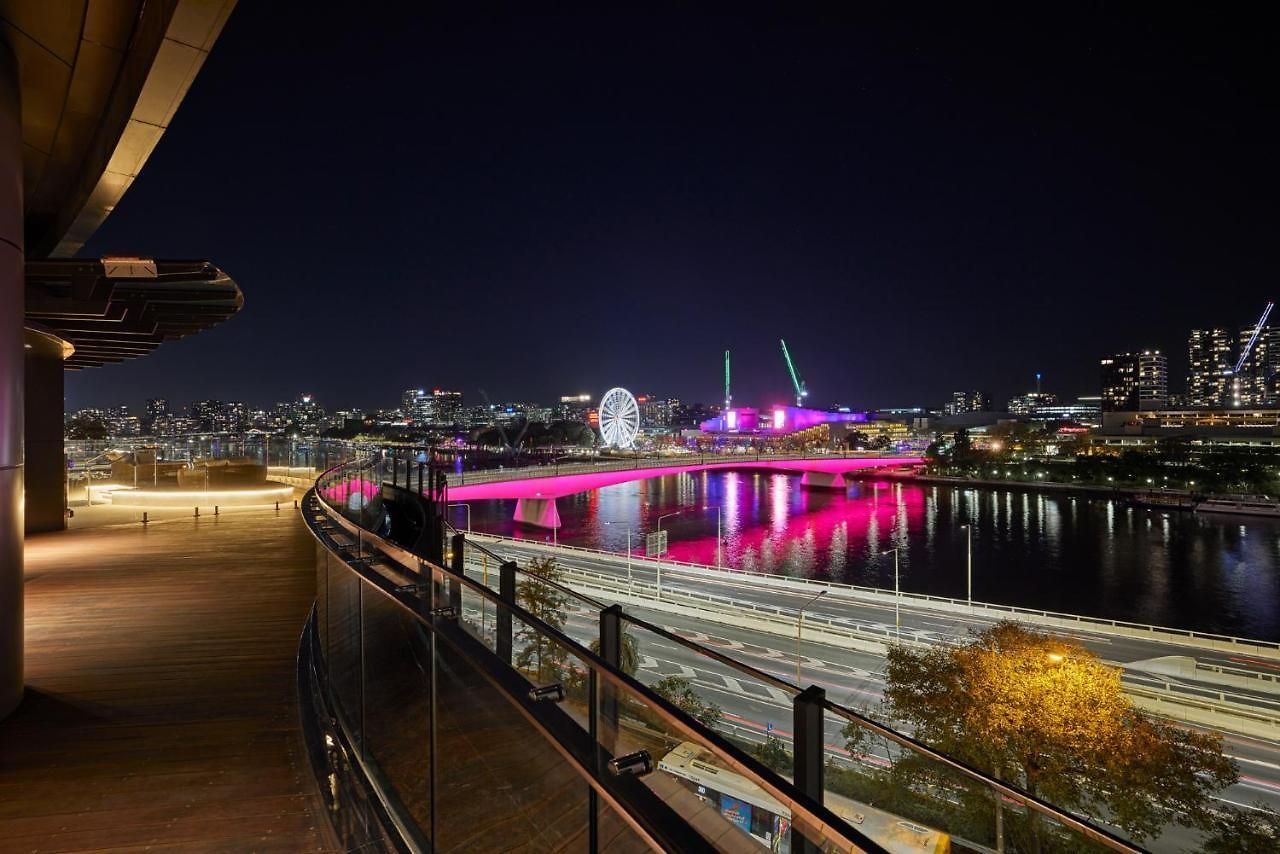 Riverfront Panorama With 2 Kings, Fireworks & Parking *
