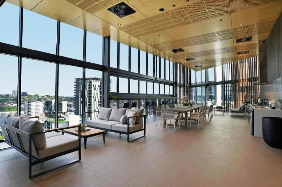 Great Views Pool High Level Boutique With Carpark *
