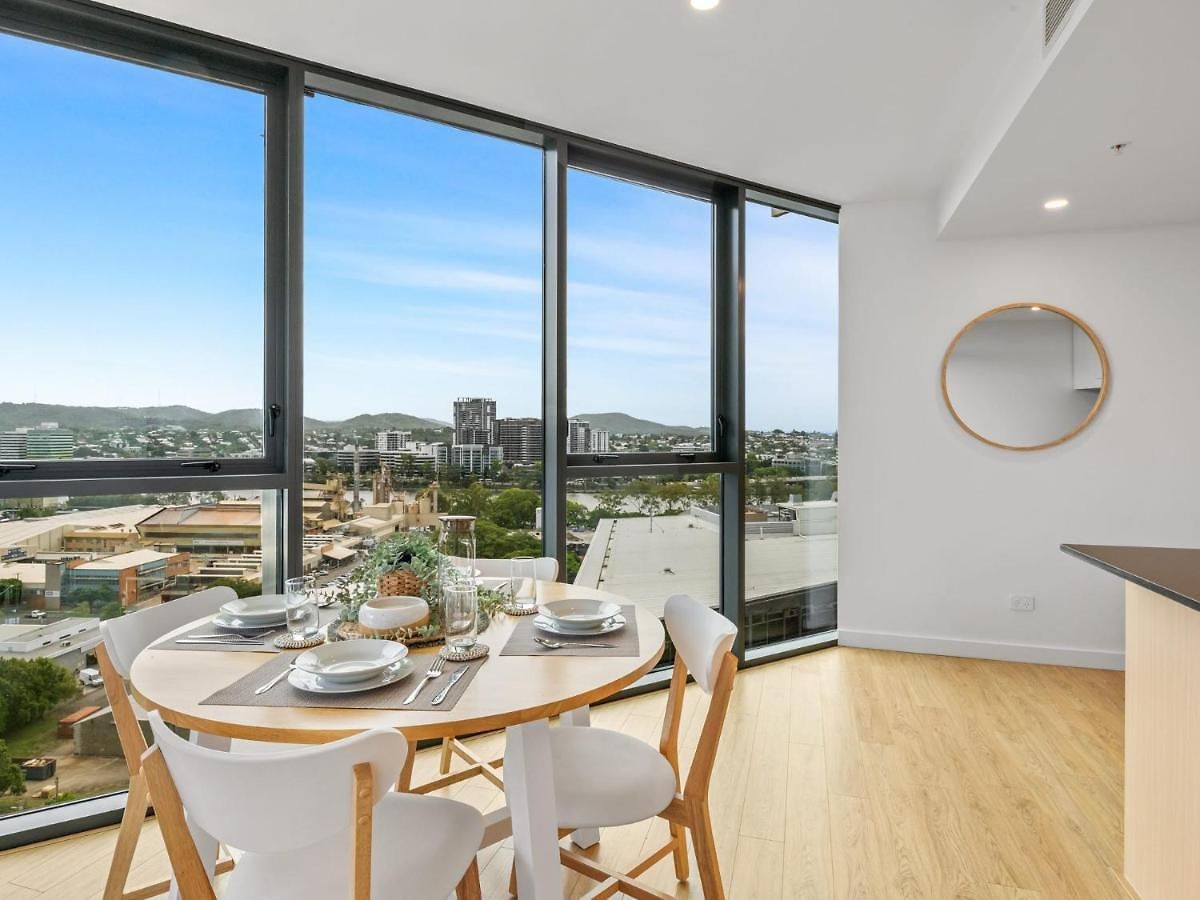 Great Views Pool High Level Boutique With Carpark *