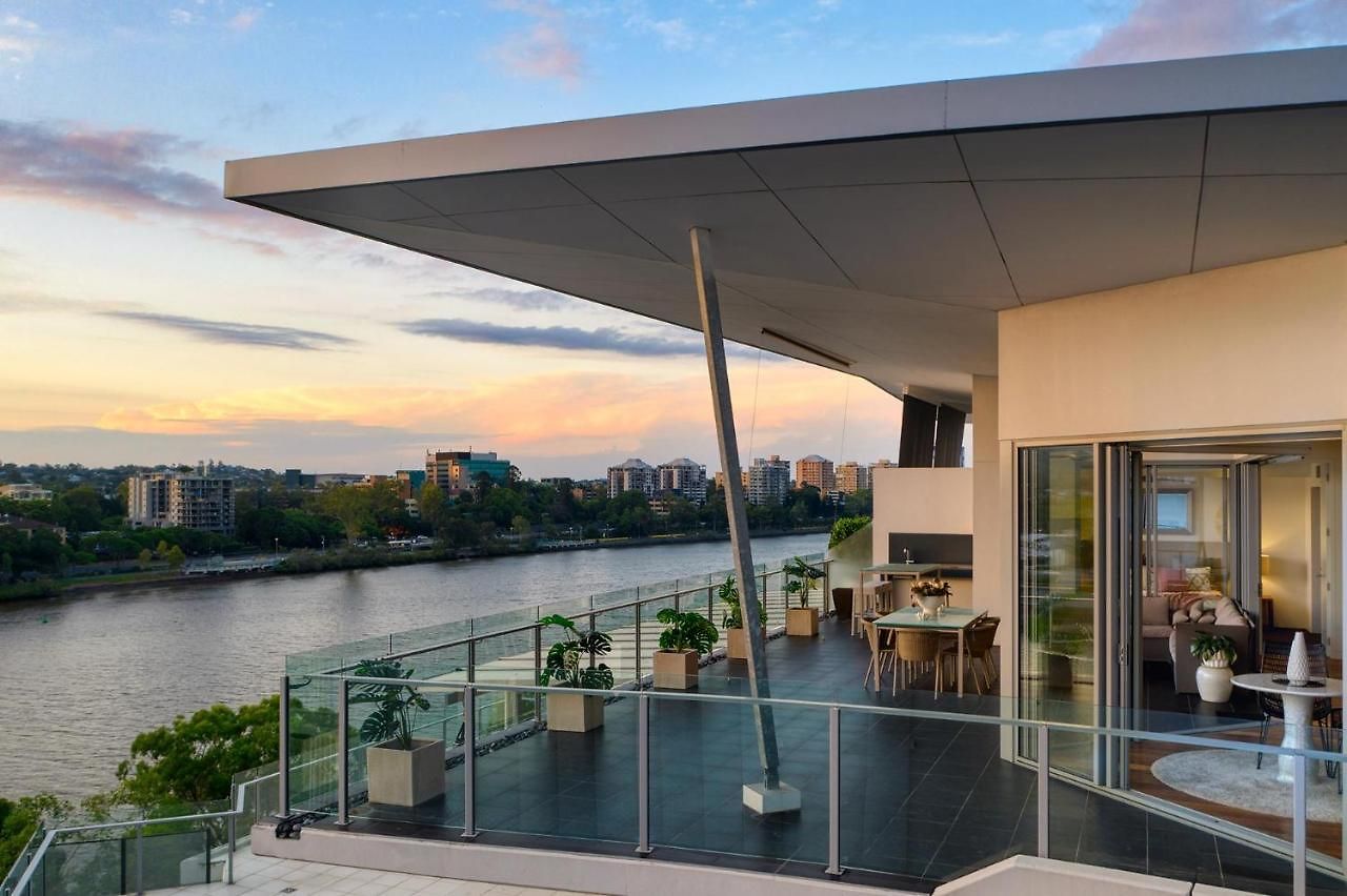 Stunning Waterfront Penthouse 3 Or 4 Bedrooms