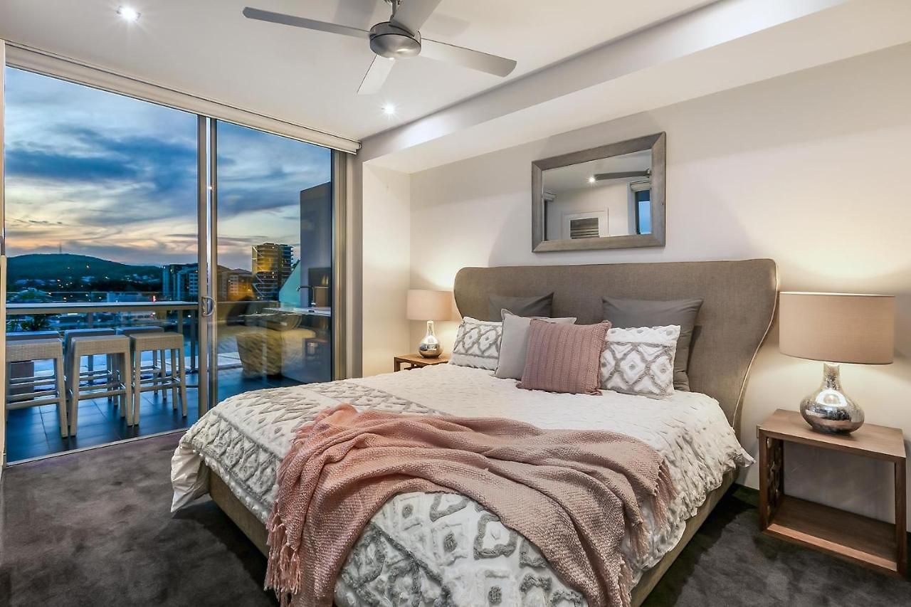 Stunning Waterfront Penthouse 3 Or 4 Bedrooms