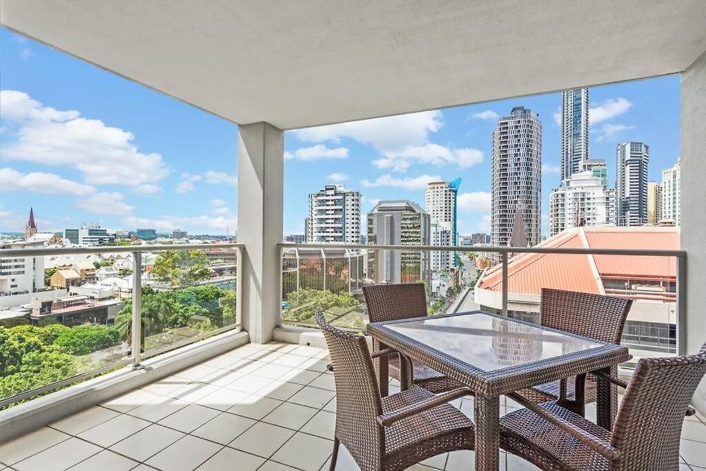 Heights ~ 2bed/2bath/car/pool/views ~ Cbd