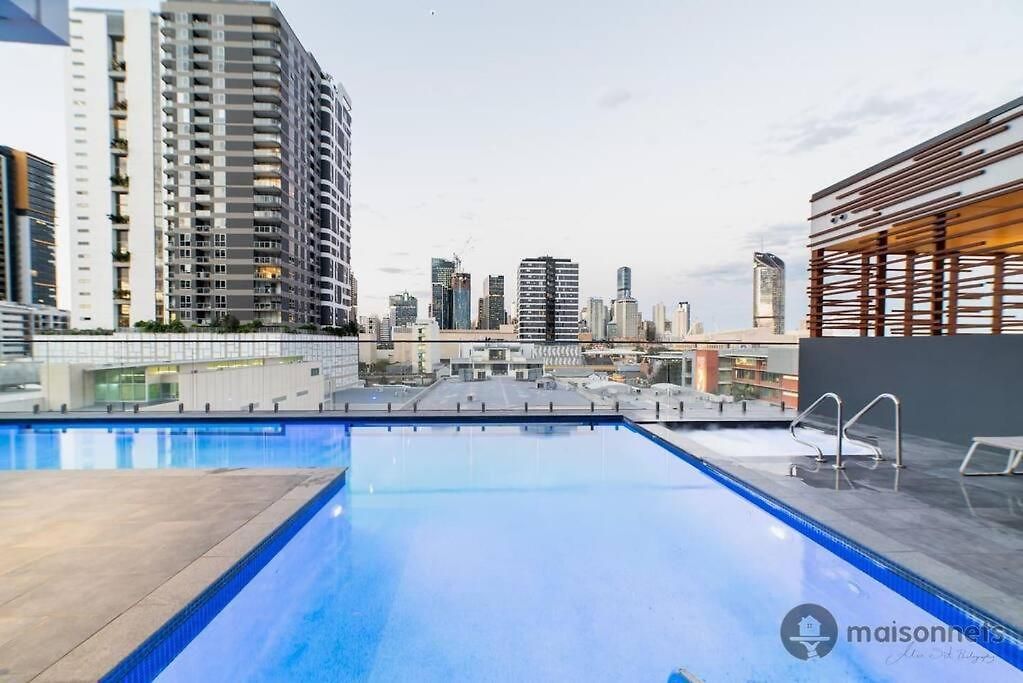South Brisbane Unit With Parking And Pool *