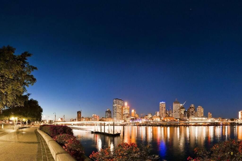 South Brisbane Unit With Parking And Pool Apartment