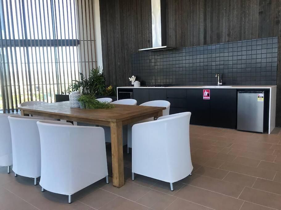 1b Modern Flat In Peel St With Pool And Gym Access C20