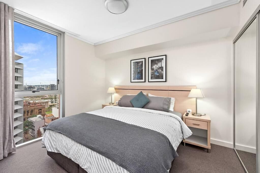 Heart Of The Cbd ~ 1bed/1bath/balcony/free Parking