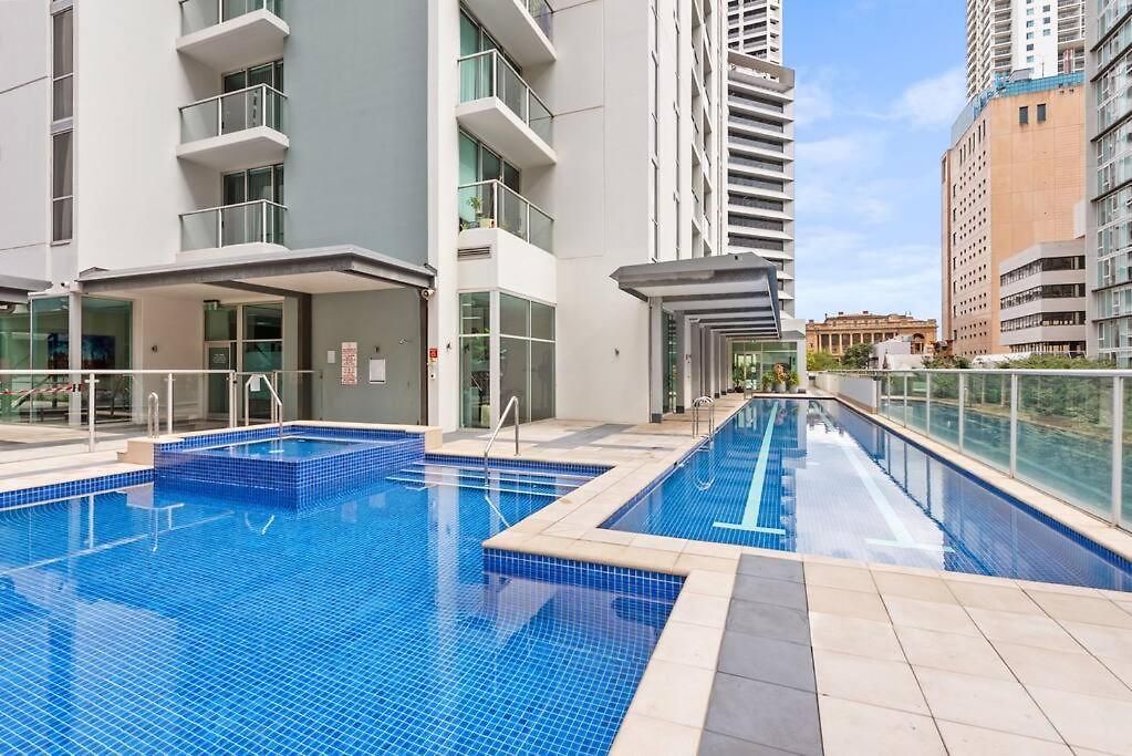 Heart Of The Cbd ~ 1bed/1bath/balcony/free Parking Apartment *
