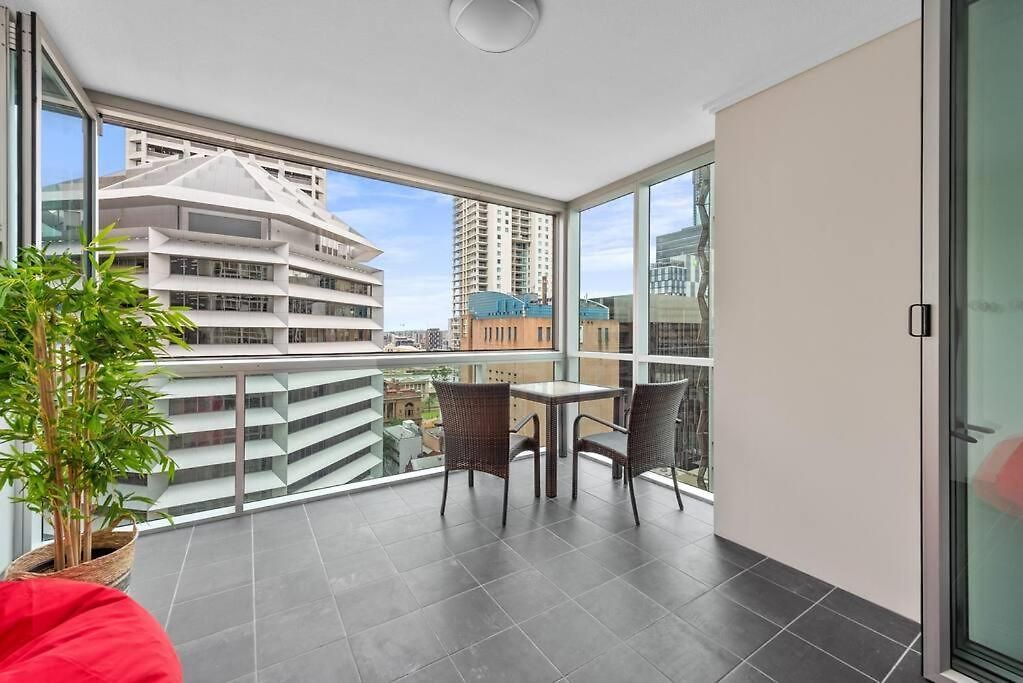 Apartment Heart Of The Cbd ~ 1bed/1bath/balcony/free Parking *