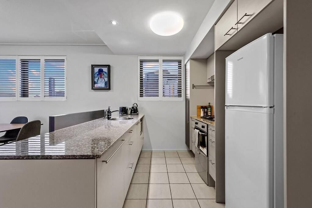 Breathtaking! 2bed/2bath/1car/pool ~ Cbd * Brisbane