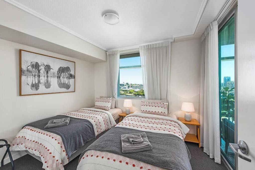 Dress Circle! 2bed/2bath/1car/amazing Views ~ Cbd