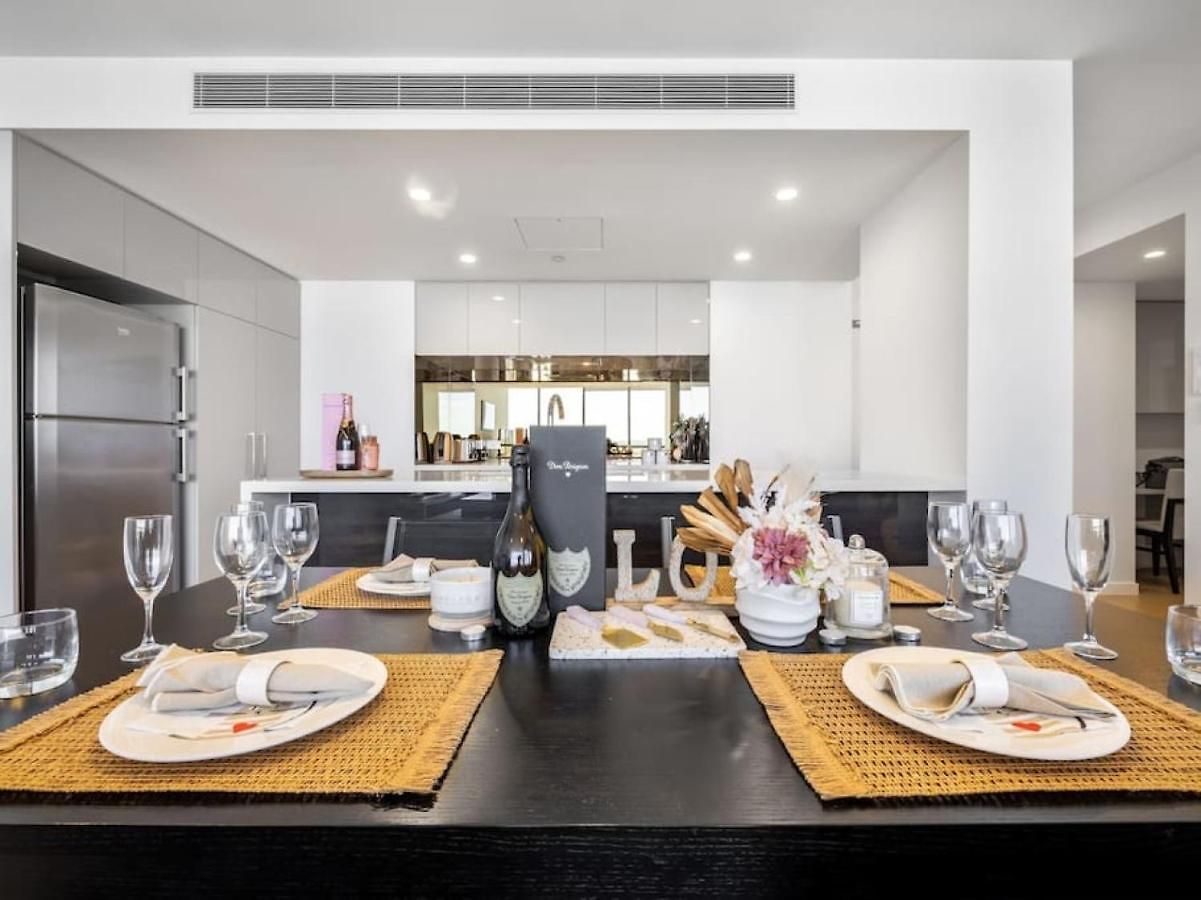 Riverview 2br Delicate Apt, 1min To Train Station