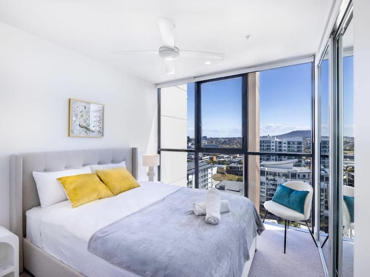 Conveniently Located 2br With Rooftop Pool At Milt Apartment