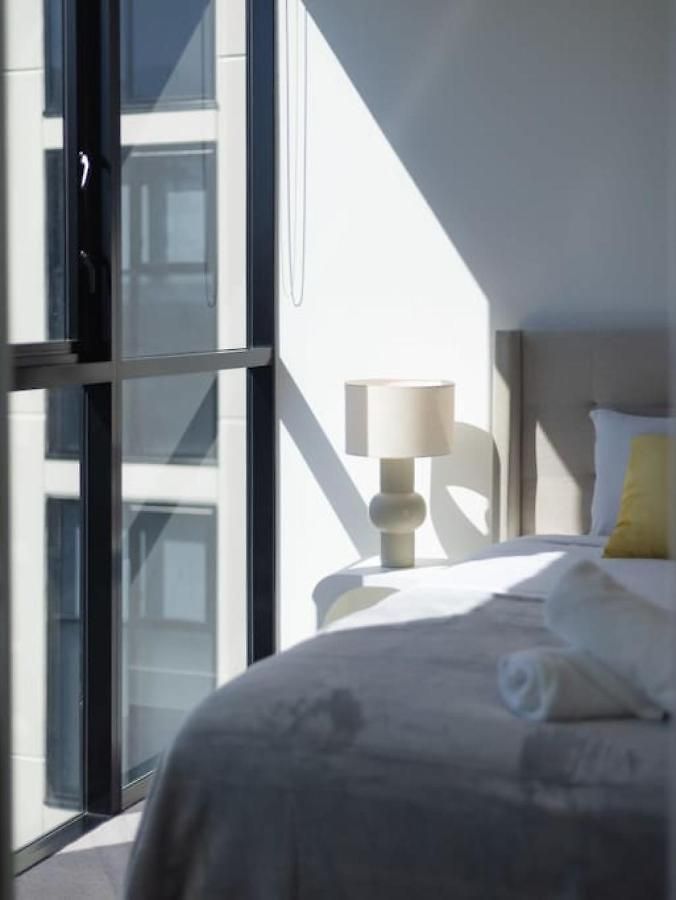 Apartment Conveniently Located 2br With Rooftop Pool At Milt Brisbane