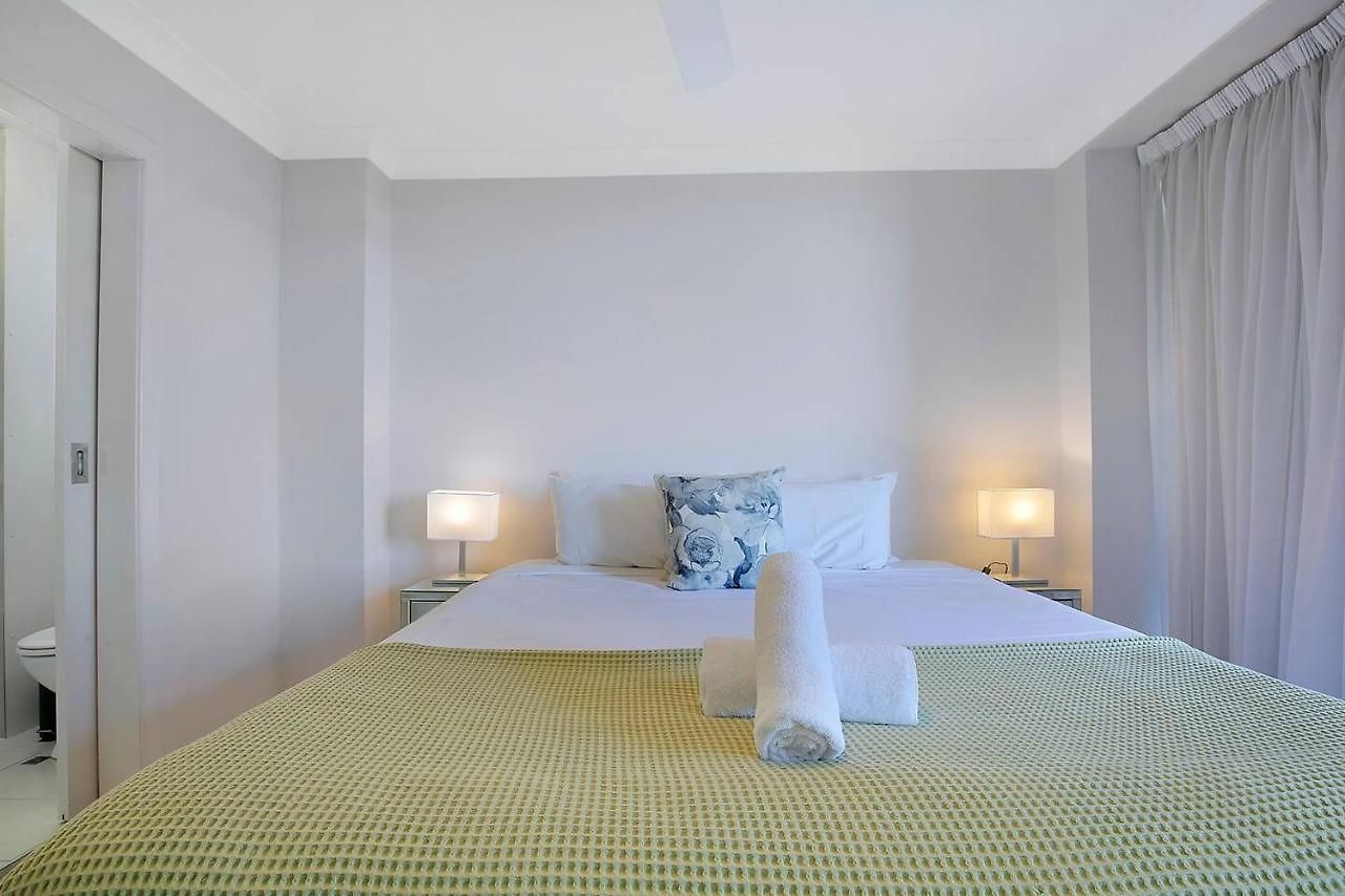 'riverside Terrace' Inner-city Retro-chic With Pool